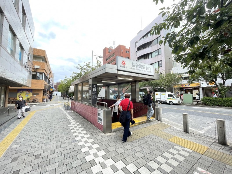 【桜新町駅：徒歩7分】「桜新町」駅を利用すると、ターミナル駅の「渋谷」駅は乗り換えなしで約11分、乗り換えはありますが、「新宿」駅まで約21分、「池袋」駅、「品川」駅、「東京」駅へは、約30分前後で移動でき、都心へのアクセスは良好です。「桜新町」は、サザエさんの作者の長谷川町子さんが住んでいた街であることから、街全体もサザエさんにまつわる施設が多く「長谷川町子美術館」をはじめ、商店街、公園など至るところにサザエさんやその仲間がいます。都心へのアクセスも良好ながら、駅から一歩抜ければ自然がも多く、静かで落ち着いた閑静な住宅街です。「駒沢オリンピック公園」や「馬事公苑」も生活圏内にあります。商店、スーパーやコンビニなどの買い物施設、公園、図書館、習い事や塾など教育施設も充実しているため、子育てファミリーが生活しやすい住環境です。