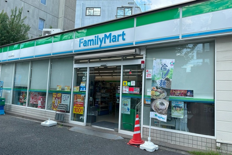 【ファミリーマート世田谷新町店：徒歩3分】ファミチキを始めとするホットスナック、オリジナルのパンブランド「ファミマベーカリー」など種類が豊富で充実しています。
