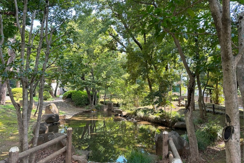 【駒沢緑泉公園：徒歩4分】せたがや百景にも選定されている公園で、園内には噴水の広場があり、多種の樹木が植えられ、小川が流れていたりと水と緑が豊かな公園です。