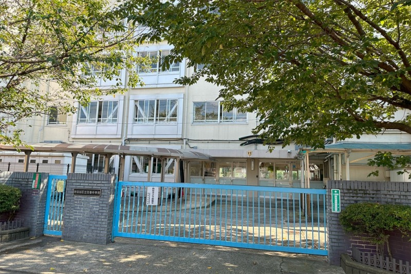 【世田谷区立弦巻中学校：徒歩8分】昭和30年創立の歴史ある中学校です。弦巻小学校・松丘小学校出身の生徒が多い中学校です。