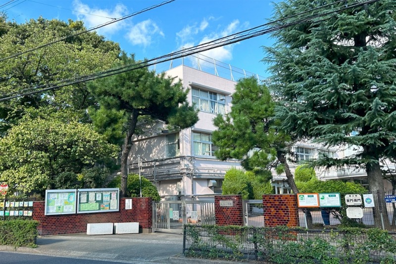 【世田谷区立松丘小学校：徒歩12分】昭和30年創立の歴史ある小学校です。
