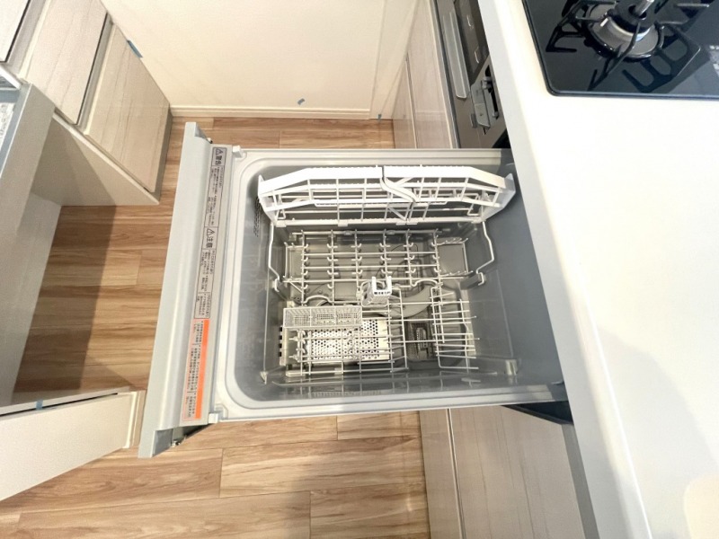 【キッチン：食洗機】ビルトイン食器洗浄乾燥機が付いているので、調理スペースも広く取れて節水効果もあり、家事の負担軽減も期待できます。