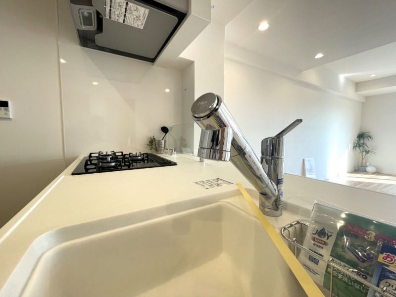 【キッチン：水栓】人気の蛇口一体型浄水器水栓です。プッシュボタンを押すだけで、整水・シャワー・浄水の3通りの水の切り替えが簡単にできます。デザインだけでなく洗い物もしやすく、ハンドシャワー機能もあり、蛇口部分がホースのように伸ばせるのでシンクも洗いやすい構造です。