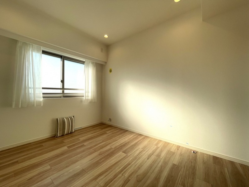 【洋室：約5.3帖】西向きの陽光が注ぎ、過ぎゆくときをゆったり感じられるお部屋です。お部屋の出入口近くにクローゼットを備えています。リビングを通り出入りし、リビング隣接ながら独立性もあるこちらのお部屋は、お子様のお部屋におすすめです。