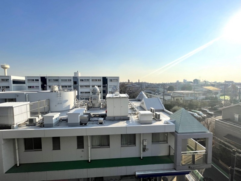 【住戸からの眺望】周辺は高い建物少なく抜け感もあり、開けた爽快な眺望です。遠くの街まで見通せ、広い空も仰げます。