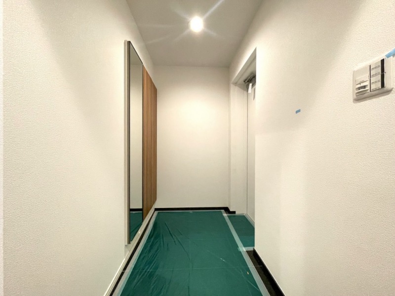 【玄関】玄関は広めにとられており、高さのあるシューズクローゼットが設置されており、たっぷりのシューズが収納できます。姿見も付いていて、お出掛け前の身だしなみチェックもでき、玄関をさらに一回り広く感じさせます。