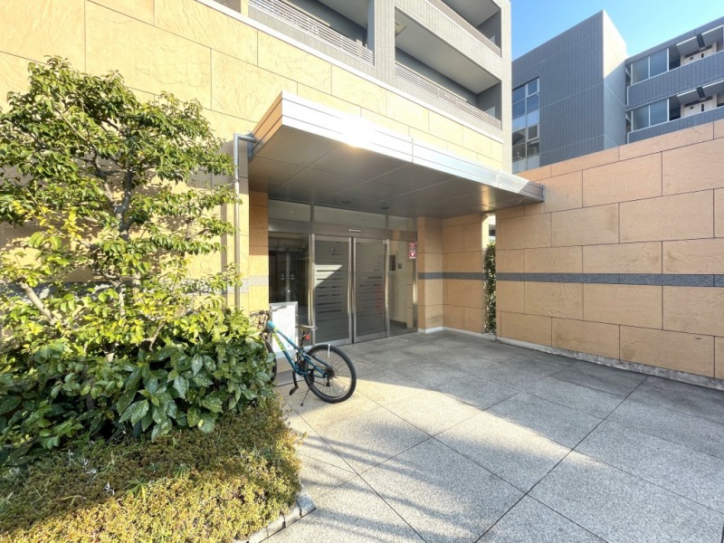 【エントランス】重厚感のあるキャノピーを構えた、前面道路より奥まった所に位置する、プライバシー性の高いエントランスです。エントランスにはオートロックを備え、セキュリティー面に配慮されており、不審者や不要なセールスを防ぎます。