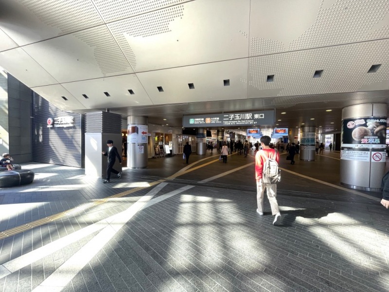 【二子玉川駅:徒歩15分】乗り換えなしでターミナル駅「渋谷」駅へは約10分、「永田町」駅へは約18分、「大手町」駅へは約30分で、乗り換えはありますが「新宿」駅へは約22分、「品川」駅へは約23分で移動することができ、利便性は抜群です。「二子玉川」駅周辺には駅ビルをはじめ、ショッピングモールや飲食店、アパレルショップ、インテリアショップ、美容院など、ジャンルを問わずお洒落なお店が数多く点在しているため、街探索を愉しめます。また整備された多摩川の土手沿いは休日になるとお散歩やジョギング、サイクリングなどを楽しむ人で賑わい、秋には花火大会も行われる魅力的なロケーションです。また、駅前の高島屋や東急フードショー内には、スーパーの「明治屋」や「サンフレッシュ」、「東急ストア」、「成城石井」など生鮮食品を扱うお店から日用品の購入まで生活必需品がすべて揃い大変便利な立地です。