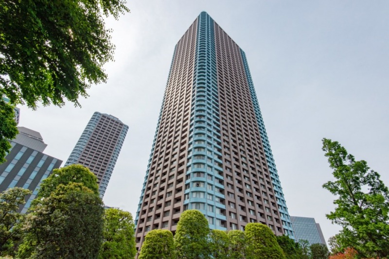 【外観】運河と緑に囲まれ聳え建つ、スカイブルーとグレーのツートンカラーで美しいシンメトリカルな外観となっています。1999年1月築、大成建設・三井建設施工、三井不動産旧分譲、地下3階地上54階、総戸数756戸のタワーレジデンスです。
