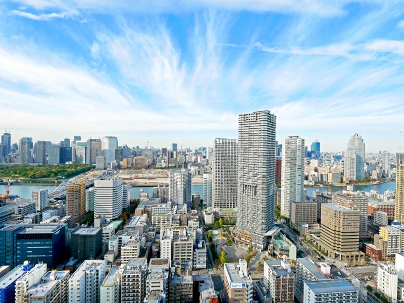 【住戸からの眺望】眼下には、駅前の勝どきビュータワーの公園、奥には隅田川、その奥には浜離宮と東京タワーと、都心を一望できる爽快な眺望が広がります。夜景はより一層美しく煌びやかな眺望が広がります。