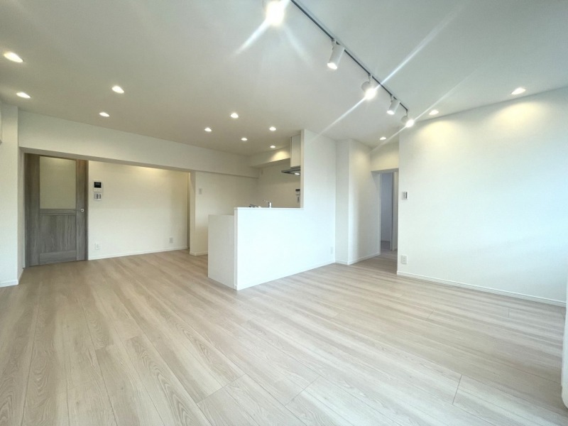 【LDK:約16.5帖】ホワイトを基調とした内装に、木目の美しいフローリングやシャービックな建具で、ナチュラルモダンな雰囲気のリビングダイニングとなっています。