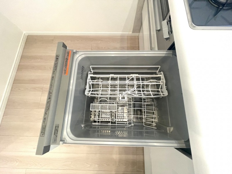 【キッチン:食洗機】ビルトイン食器洗浄乾燥機が付いているので、調理スペースも広く取れて節水効果もあり、家事の負担軽減も期待できます。