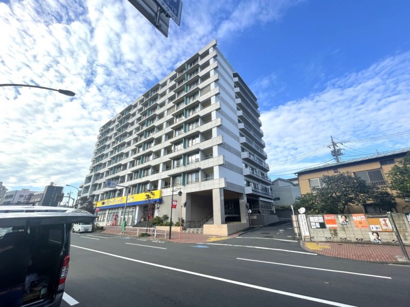 【外観】環状7号線から東方向に入ったジャーマン通り沿いに位置する、ホワイトにライトベージュの横ライン、縦に入ったグリーンのラインがアクセントとなった外観です。1969年7月築、白石建設施工、地上10階建、総戸数72戸のヴィンテージマンションです。1階にはドラッグストアの「マツモトキヨシ」が入っていて、薬や日用品のお買い物に便利です。