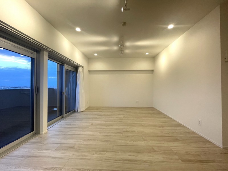 【LDK:約17.2帖】リビングとダイニングを分けて利用でき、家具のレイアウトもしやすい間取りです。大きなソファや大型テレビを置いてもゆとりがある広さです。