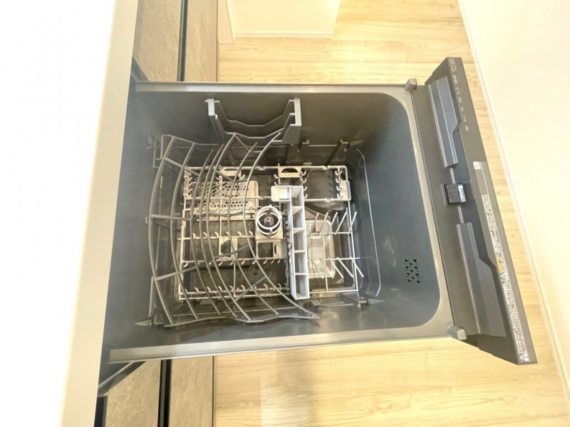 【キッチン:食洗機】ビルトイン食器洗浄乾燥機が付いているので、調理スペースも広く取れて節水効果もあり、家事の負担軽減も期待できます。