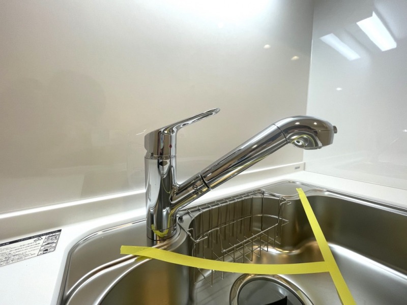 【キッチン:水栓】人気の蛇口一体型浄水器水栓です。用途に応じてワンタッチで浄水に切り替えが可能です。カートリッジ式でフィルター交換も簡単です。