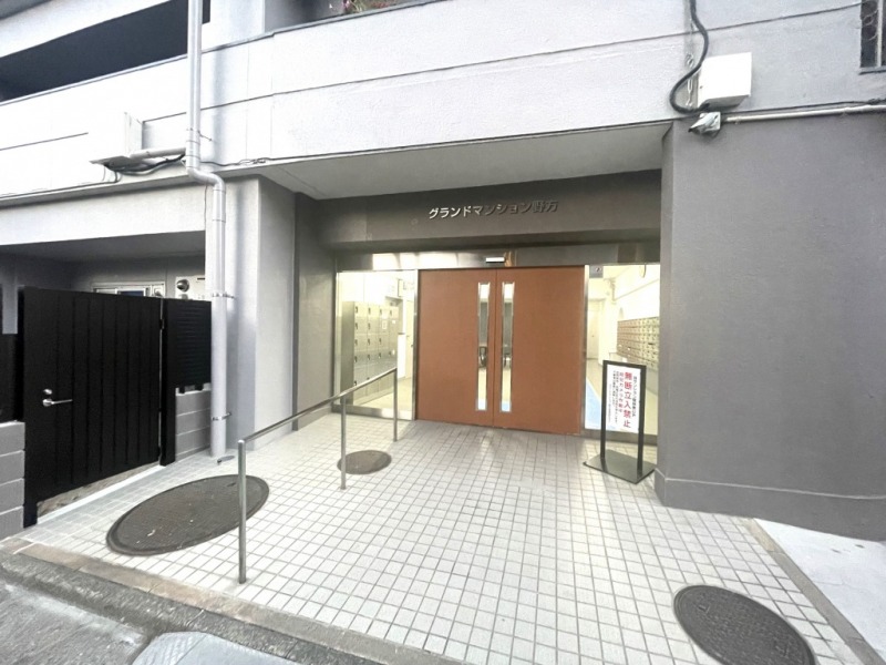 【エントランス】大通りより横道に入ったところに位置し、プライバシー性も高く、重厚感のあるエントランスです。