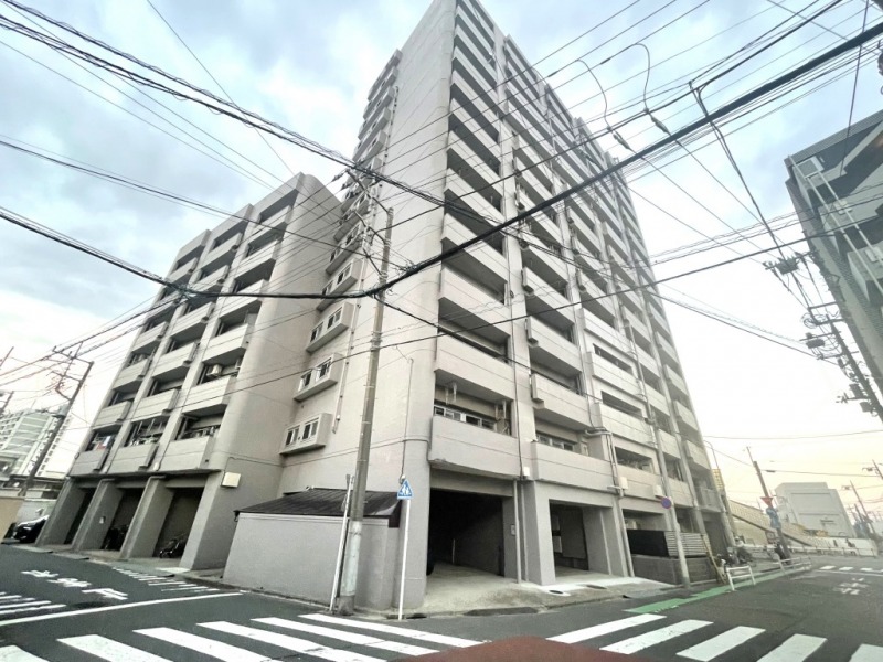 【外観】角地に立地し、採光に恵まれたマンションで、ライトベージュの築年数を感じにくいシンプルな外観です。1971年8月築、熊谷組施工の地上13階建、総戸数86戸のヴィンテージマンションです。