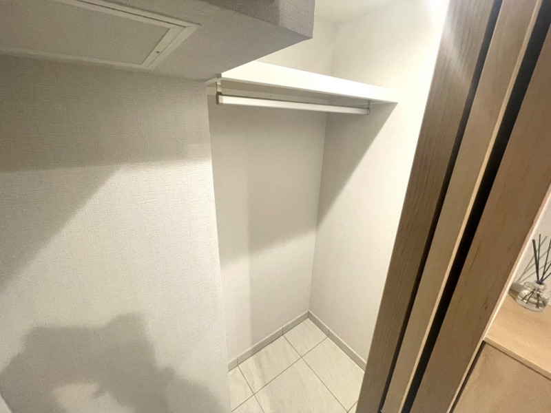 【SIC】ウォークインクローゼット内部は、枕棚とハンガーパイプを備え、帰宅してすぐにアウターを掛けることができ、花粉なども他の部屋に持ち込まずに済みます。来客時には、クロークとしても利用できて便利です。