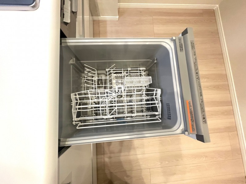【キッチン:食洗機】ビルトイン食器洗浄乾燥機が付いているので、調理スペースも広く取れて節水効果もあり、家事の負担軽減も期待できます。