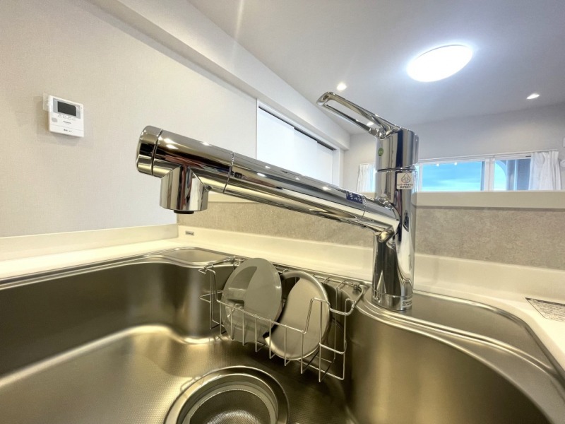 【キッチン:水栓】人気の蛇口一体型浄水器水栓です。用途に応じてワンタッチで浄水に切り替えが可能です。カートリッジ式でフィルター交換も簡単です。