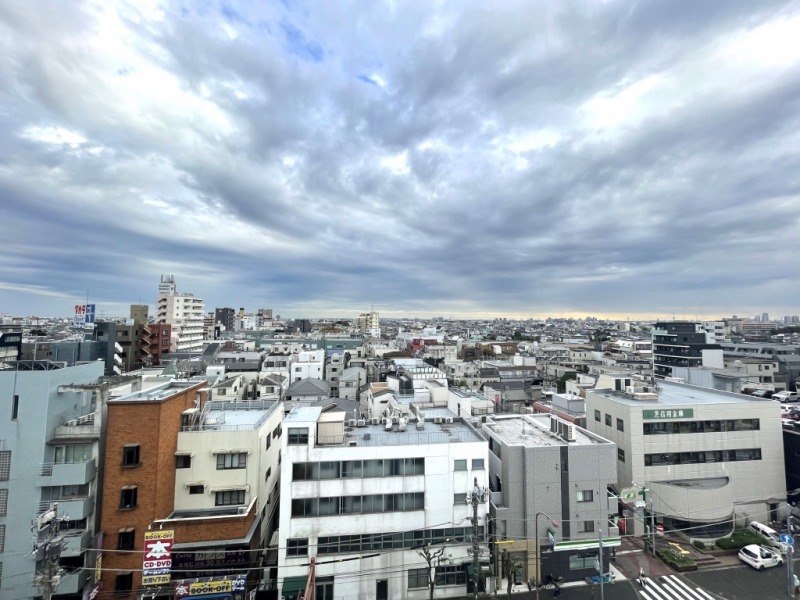 【住戸からの眺望】前面に高層の建物はなく、遠くまで抜け、開けた爽快な眺望です。広い空も仰げ、空色の移ろいも感じられます。