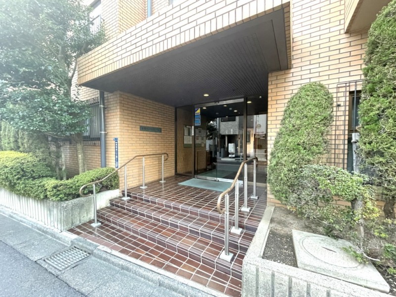 【エントランス】ブラウンタイルのクラシカルで重厚感のあるエントランスです。前面道路より少し奥まった所に位置する、プライバシー性の高いエントランスです。