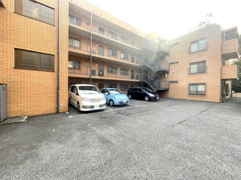 【駐車場】乗り降りや入出庫しやすい敷地内の平置き駐車場です。ハイルーフ車もゆとりを持って駐車する事ができます。