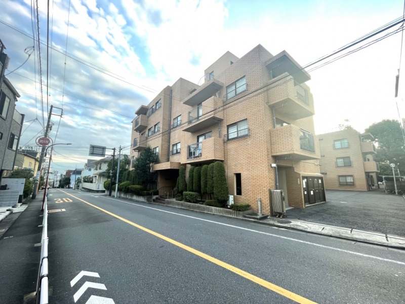 【外観】新青梅街道から1本入った栄通り沿いに位置するブラウンのタイル張りの重厚感のある外観です。1980年9月築、東急建設施工の地下1階付地上4階建、総戸数25戸のヴィンテージマンションです。