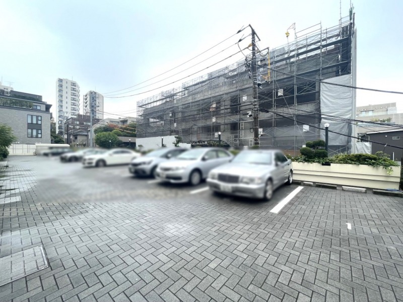 【駐車場】乗り降りや入出庫しやすい敷地内の平置き駐車場です。ハイルーフ車もゆとりを持って駐車する事ができます。