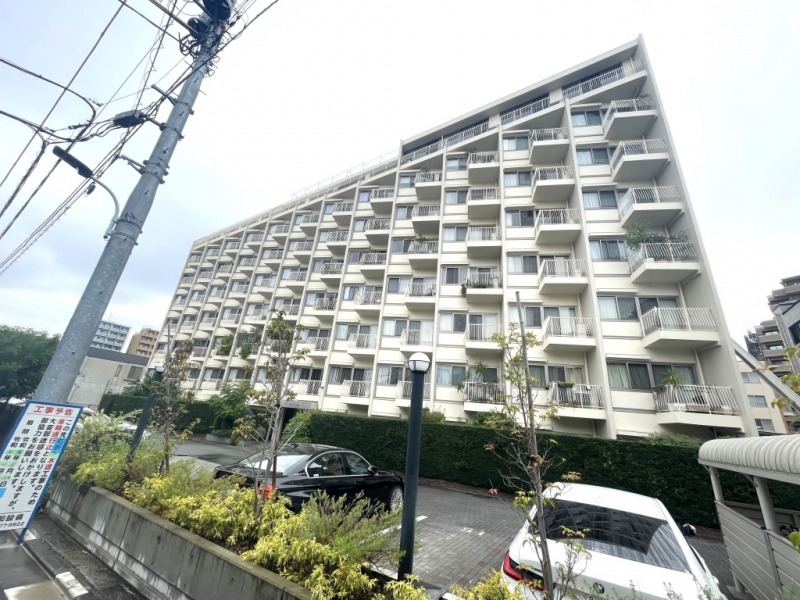 【外観】プラチナ通りより1本入った閑静な住宅街に位置する、ホワイトを基調とした住戸のプライベート性の高い雁行型の外観です。1968年8月築、鹿島建設施工、住友不動産旧分譲の地上10階建、総戸数29戸のヴィンテージマンションです。