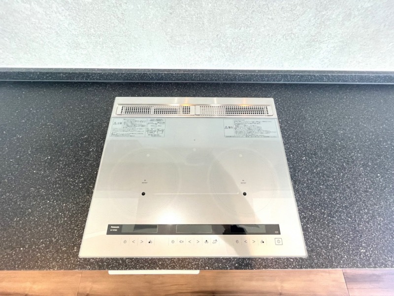 【キッチン:IHヒーター】デザイン性にも優れ安全性も高く、お手入れもしやすい3口のIHクッキングヒーターです。