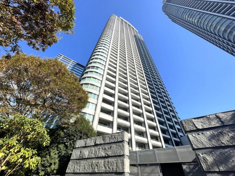【外観】グリッドラインが美しく、4つ角に丸みを帯びたスクエア型の外観です。2002年9月築、大成建設施工、三菱地所等旧分譲の地上47階建、2つのタワーからなる総戸数1000戸の浜離宮の横に佇むハイクオリティタワーレジデンスです。間柱タイプの制震構造で安心感があります。利便性の高い都心ながら、周辺の緑豊かな立地の贅沢な住環境です。
