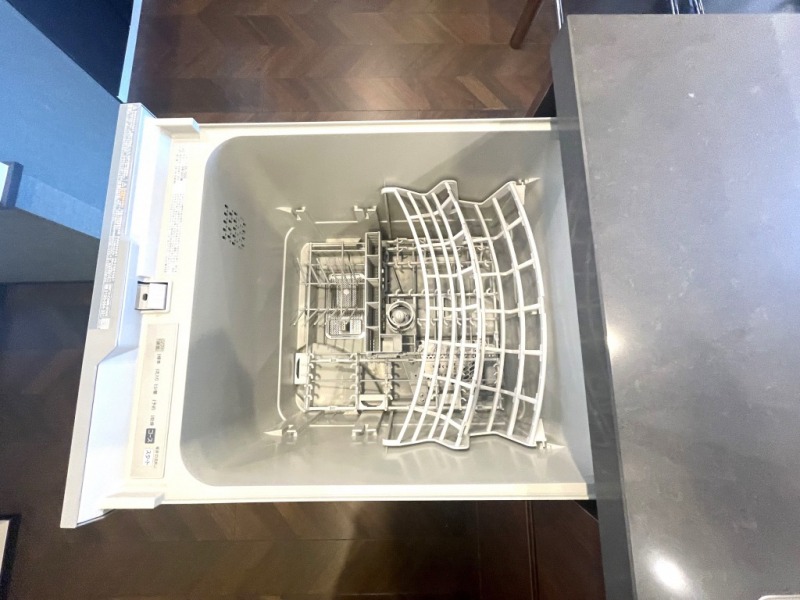 【キッチン：食洗機】ビルトイン食器洗浄乾燥機が付いているので、調理スペースも広く取れて節水効果もあり、家事の負担軽減も期待できます。