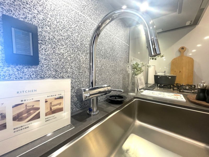 【キッチン：水栓】人気のスワンネック水栓で、デザインだけでなく使い勝手も良く、大きな洗い物やケトルなどの水も注ぎやすくなっています。