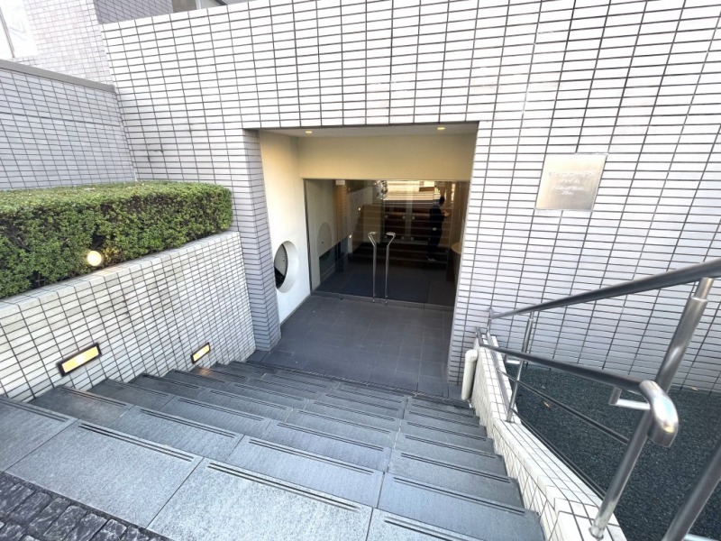 【エントランス】通り沿いより少し下がった所に位置するプライバシー性の高いエントランスです。エントランスにはオートロックを備え、セキュリティー面に配慮されており、不審者や不要なセールスを防ぎます。宅配ボックスもあり、不在時でも配達時間を気にすることなく、対面もせずいつでも荷物が受け取れます。