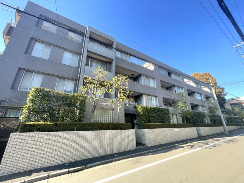 【外観】閑静な住宅街に位置する、グレイッシュなタイル張りの重厚感のあるクールな外観です。2000年5月築、前田建設工業施工、住友商事旧分譲の地下1階地上4階建、総戸数24戸の低層レジデンスです。