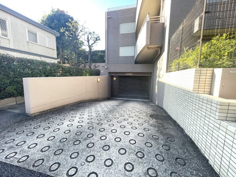 【駐車場】敷地内にあるゲート付き屋内駐車場はセキュリティーにも配慮され、天候による汚れや日焼けなどから大切なお車を守ります。