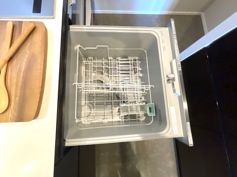 【キッチン:食洗機】パナソニック製ビルトインフルオープン食器洗い乾燥機を備えています。幅60cmのワイドタイプで約7人用、食器約50点の容量があります。超音波エネルギーを内在した高濃度洗剤のミスト洗剤と圧力で汚れを浮かしてはがし、吹き飛ばします。