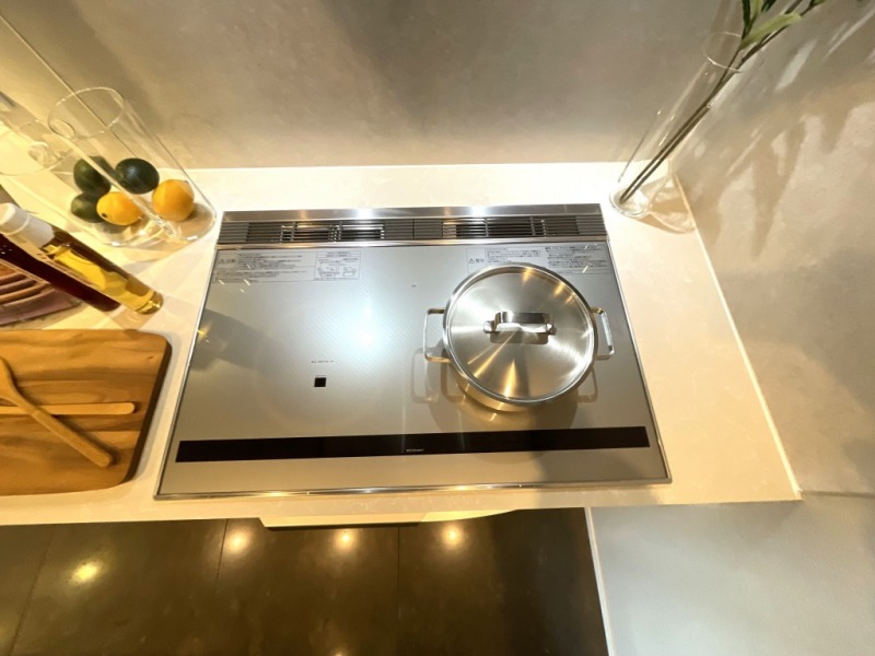 【キッチン:IHクッキングヒーター】デザイン性にも優れ安全性も高く、お手入れもしやすい3口のIHクッキングヒーターです。