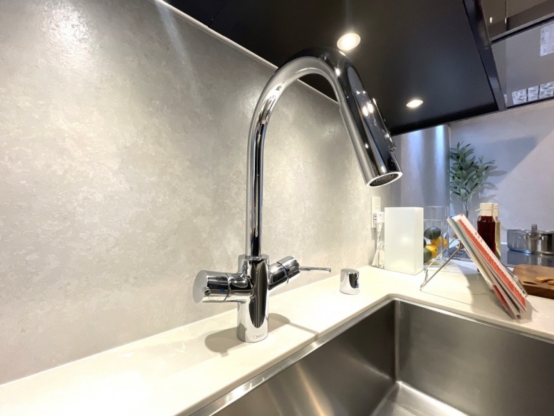 【キッチン:水栓】ドイツのハンスグローエの混合水栓を採用しています。スワンネック水栓はシンプル且つモダンな端正なフォルムで、実用面でも十分な機能性を兼ね備えています。吐水がレバーひとつで整水やシャワーに切り替え可能で、高い位置の吐水口は大きな容器に水を注ぐことも楽にできます。
