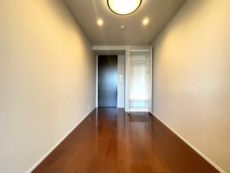 【洋室:6.1帖】バルコニーに面した南向きの採光があり、明るく過ごしやすい洋室です。勉強や作業にも集中できそうなお部屋で、ワークスペース・書斎としてなどにも好適です。お部屋の出入口近くにクローゼットを備えています。