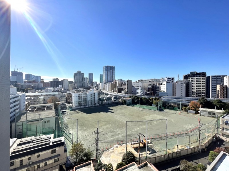 【住戸からの眺望】眼下は慶應義塾のグラウンドで、奥には三田や麻布方面の街が広がります。視界は抜けて開けていて、広い空も仰げる爽快な眺望です。