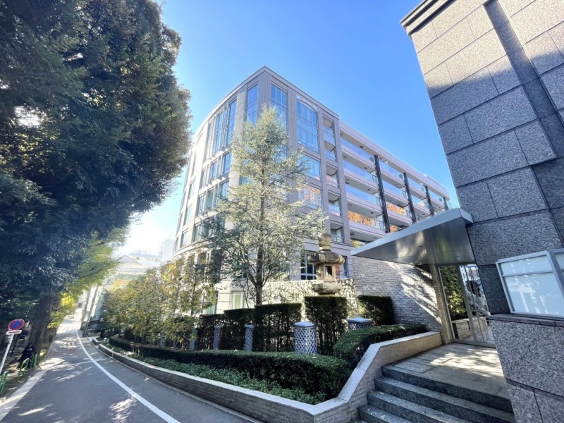 【外観】三井倶楽部前の道路を挟んだ向かいに位置する、重厚で大きなガラス窓が輝きを放つ、周囲の緑にも映える外観です。2015年12月築、鹿島建設施工、三井不動産旧分譲、地上11階建、総戸数98戸の三井不動産の最高峰の「パークマンション」シリーズです。北側はオーストラリア大使館に隣接していて、緑に包まれた、静謐の住環境です。