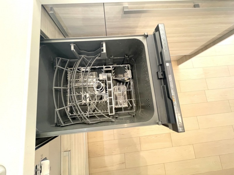 【キッチン】ビルトイン食器洗浄乾燥機が付いているので、調理スペースも広く取れて節水効果もあり、家事の負担軽減も期待できます。上面部に操作ボタンが設置されているタイプなので、ラクな姿勢で操作ができます。
