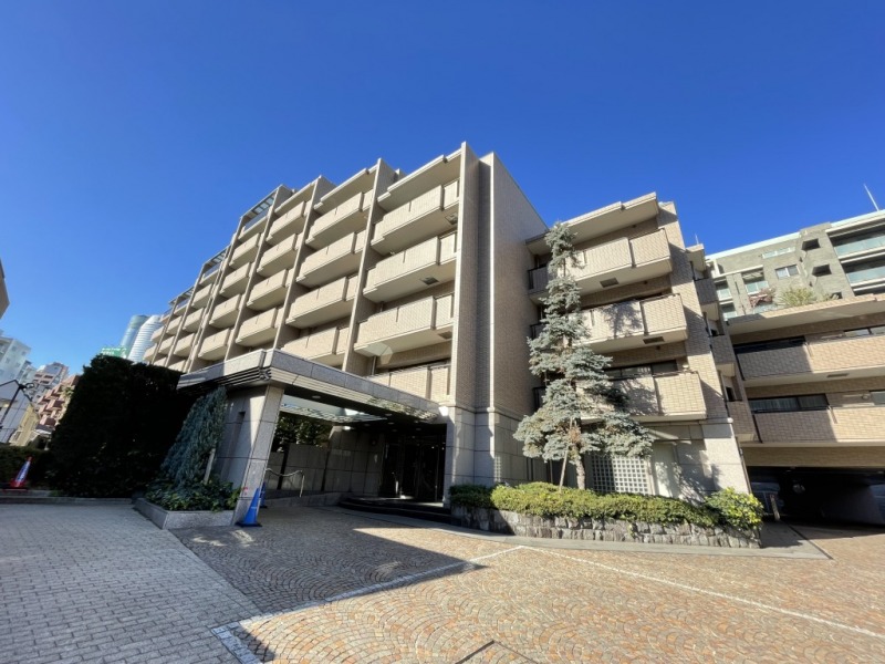 【外観】六本木通りから1本入った高台の閑静な住宅街に佇む、アースカラーのタイル張りの落ち着いた外観です。1996年11月築、戸田建設施工、地下1階付地上8階建、総戸数83戸のプレミアムレジデンスは、三菱地所旧分譲の人気の「パークハウス」シリーズです。24時間有人管理で安心感があります。2戸につき1基のエレベータが設けられています。