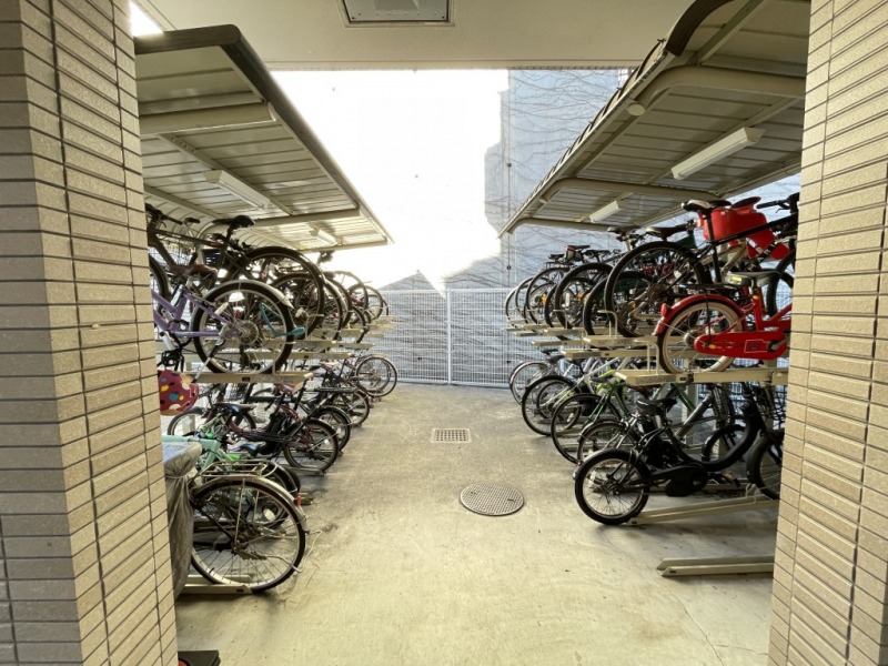 【駐輪場】敷地内にあるラック式の屋根付き駐輪場は、天候による汚れや日焼けによる劣化などから自転車を守ります。