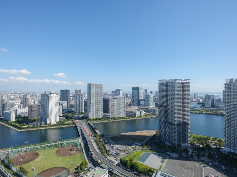 【住戸からの眺望】周辺には公園のグリーンも広がり、広い空も仰げ、奥には豊洲やお台場方面も一望できる爽快なパノラマビューです。