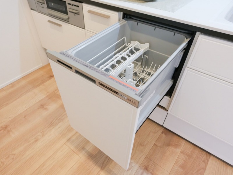 【キッチン:食洗機】ビルトイン食器洗浄乾燥機が付いているので、調理スペースも広く取れて節水効果もあり、家事の負担軽減も期待できます。