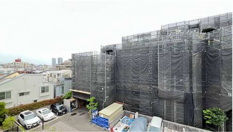 【住戸からの眺望】眼下は道路や駐車場で、前面の建物まで距離が保たれ、開放感があり、広い空も仰げる眺望です。